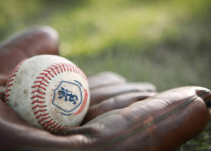 Baseballhandschuh mit Baseball