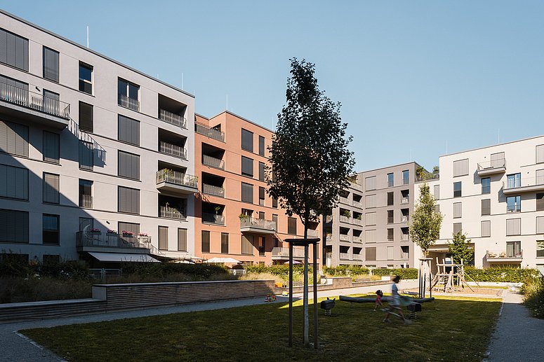 Der von allen umliegenden Straßen durch jeweils einen Zugang erschlossene Innenhof fungiert als Schnittstelle zwischen öffentlichem, gemeinschaftlichem und privatem Raum.